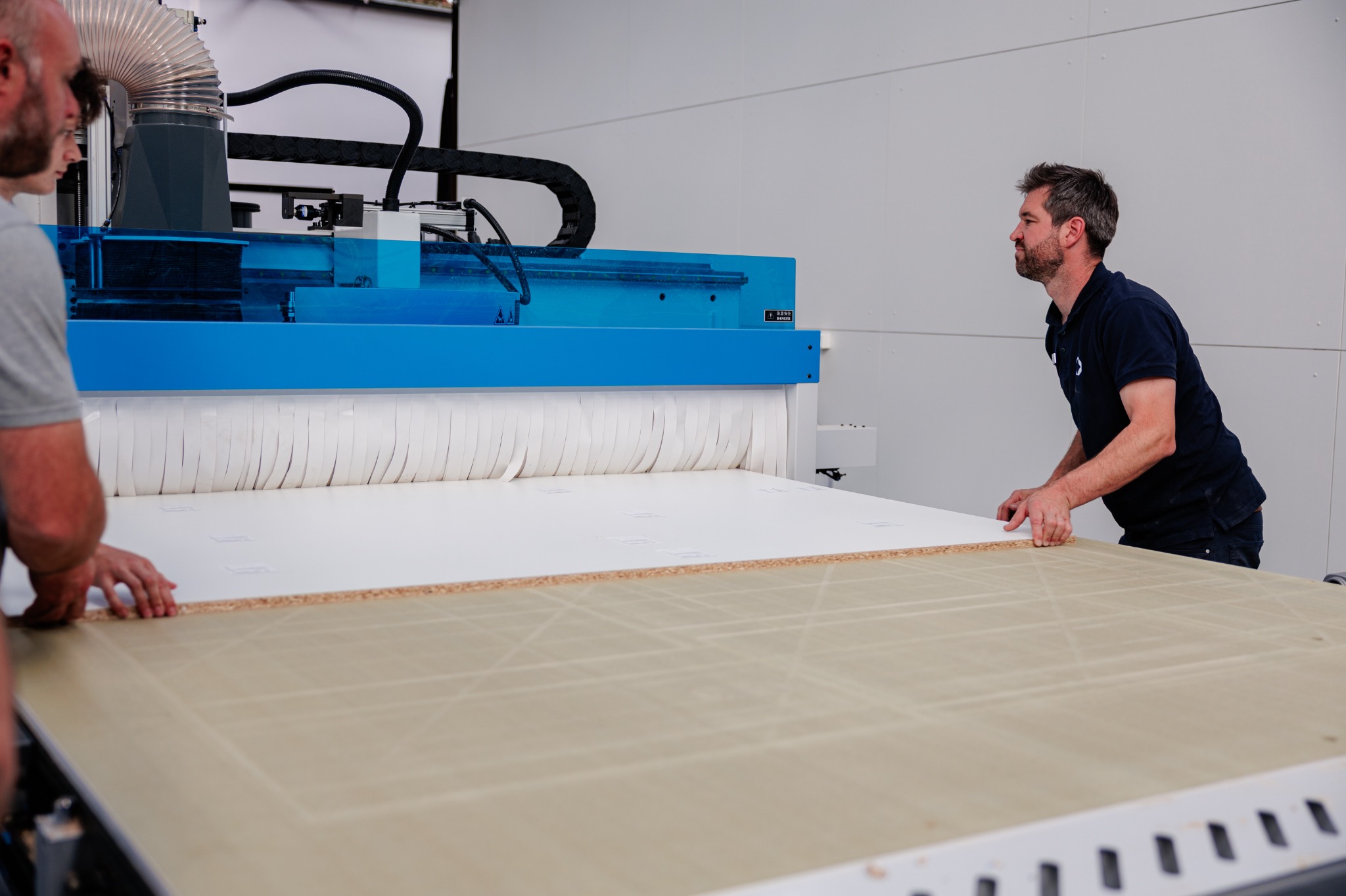Een demonstratie op een KDT-nestingmachine met een plaat op de werktafel.