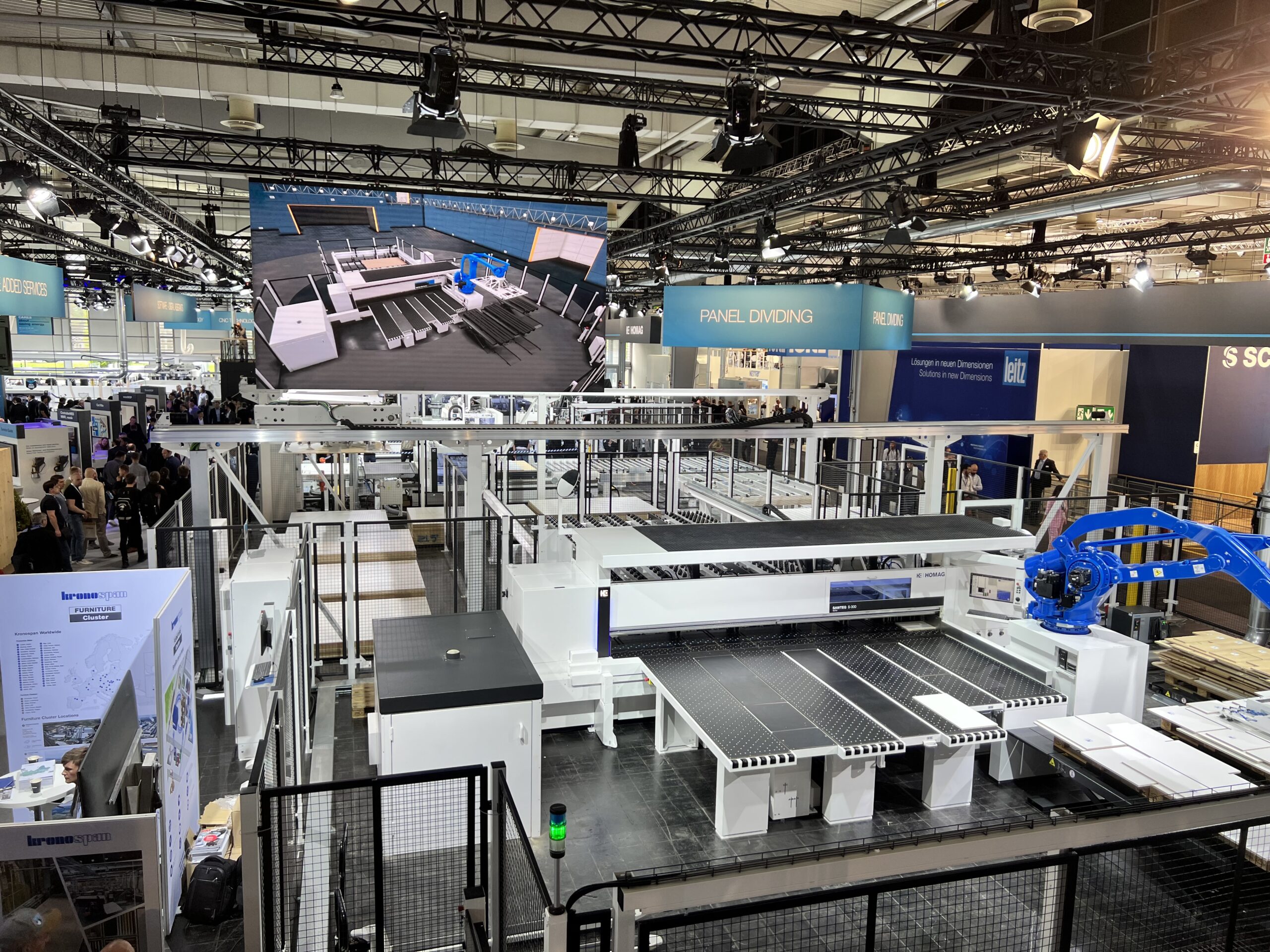 Auf der LIGNA wurden unter anderem die Sawteq S-100/S-200 und die F-100 vorgestellt, kompakte Maschinen für kleinere Werkstätten. Tijdens LIGNA werden onder meerde Sawteq S-100/S-200 en de F-100 voorgesteld, compacte machines voor kleinere ateliers.